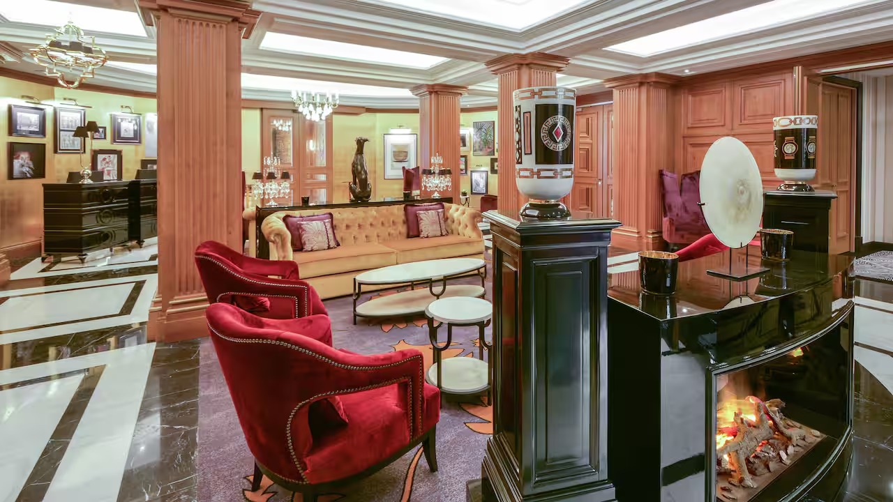 Wieczorna atmosfera w elegancko zaaranżowanym wnętrzu lokalu