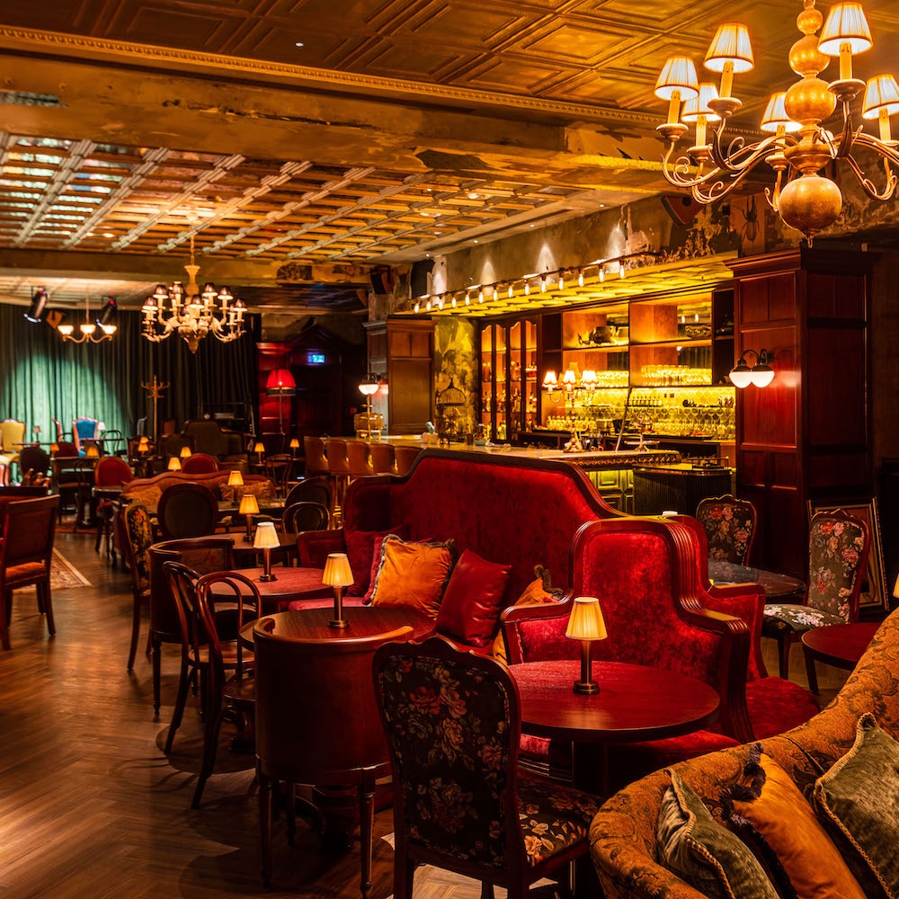 Eleganckie wnętrze restauracyjne ze strefą lounge